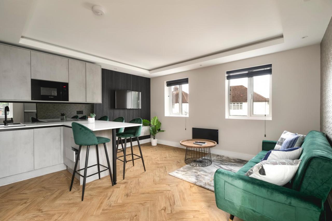 Skyvillion - Cozy Large 4 & 1 Bed Apartments In London Enfield, Mins To Tube Station, Free Wi-Fi Esterno foto
