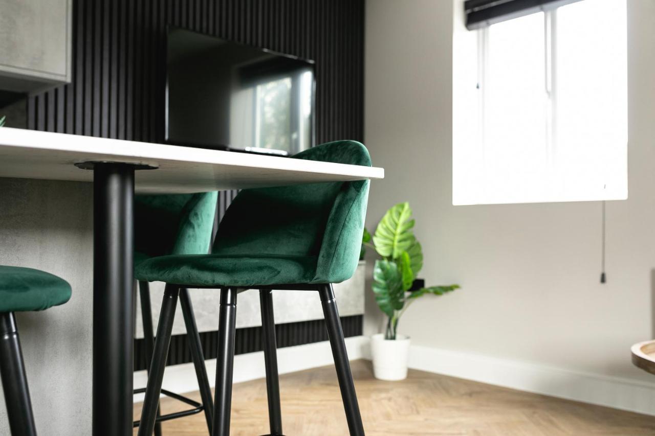 Skyvillion - Cozy Large 4 & 1 Bed Apartments In London Enfield, Mins To Tube Station, Free Wi-Fi Esterno foto