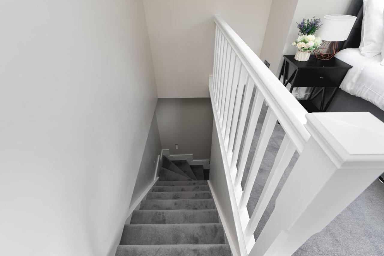 Skyvillion - Cozy Large 4 & 1 Bed Apartments In London Enfield, Mins To Tube Station, Free Wi-Fi Esterno foto