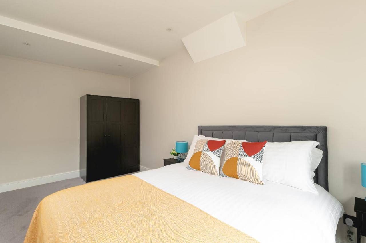 Skyvillion - Cozy Large 4 & 1 Bed Apartments In London Enfield, Mins To Tube Station, Free Wi-Fi Esterno foto