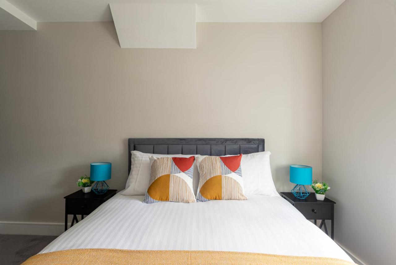 Skyvillion - Cozy Large 4 & 1 Bed Apartments In London Enfield, Mins To Tube Station, Free Wi-Fi Esterno foto