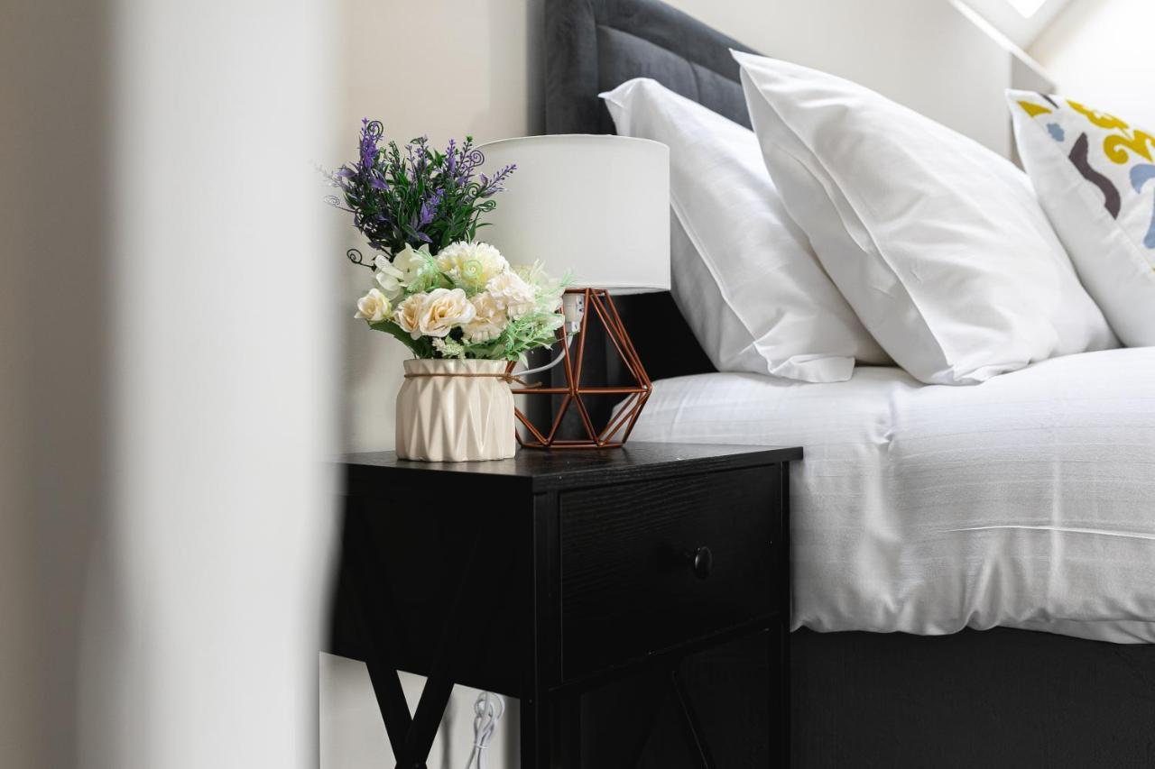 Skyvillion - Cozy Large 4 & 1 Bed Apartments In London Enfield, Mins To Tube Station, Free Wi-Fi Esterno foto
