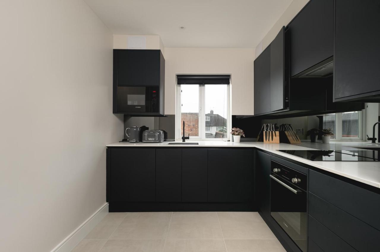 Skyvillion - Cozy Large 4 & 1 Bed Apartments In London Enfield, Mins To Tube Station, Free Wi-Fi Esterno foto