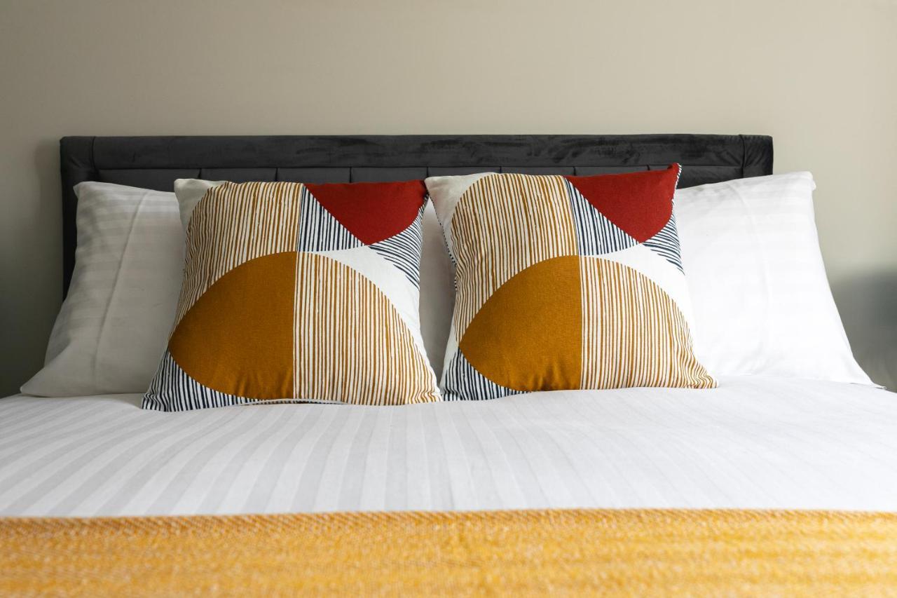 Skyvillion - Cozy Large 4 & 1 Bed Apartments In London Enfield, Mins To Tube Station, Free Wi-Fi Esterno foto