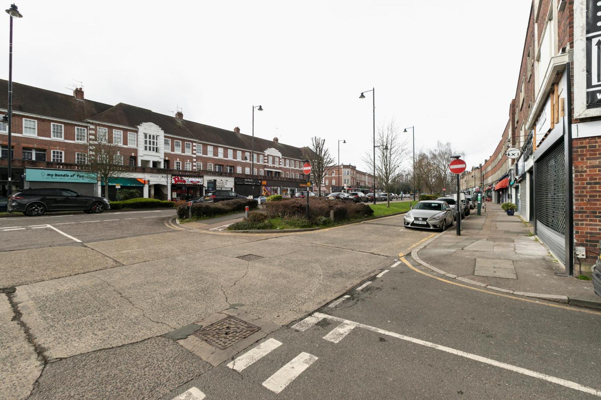 Skyvillion - Cozy Large 4 & 1 Bed Apartments In London Enfield, Mins To Tube Station, Free Wi-Fi Esterno foto